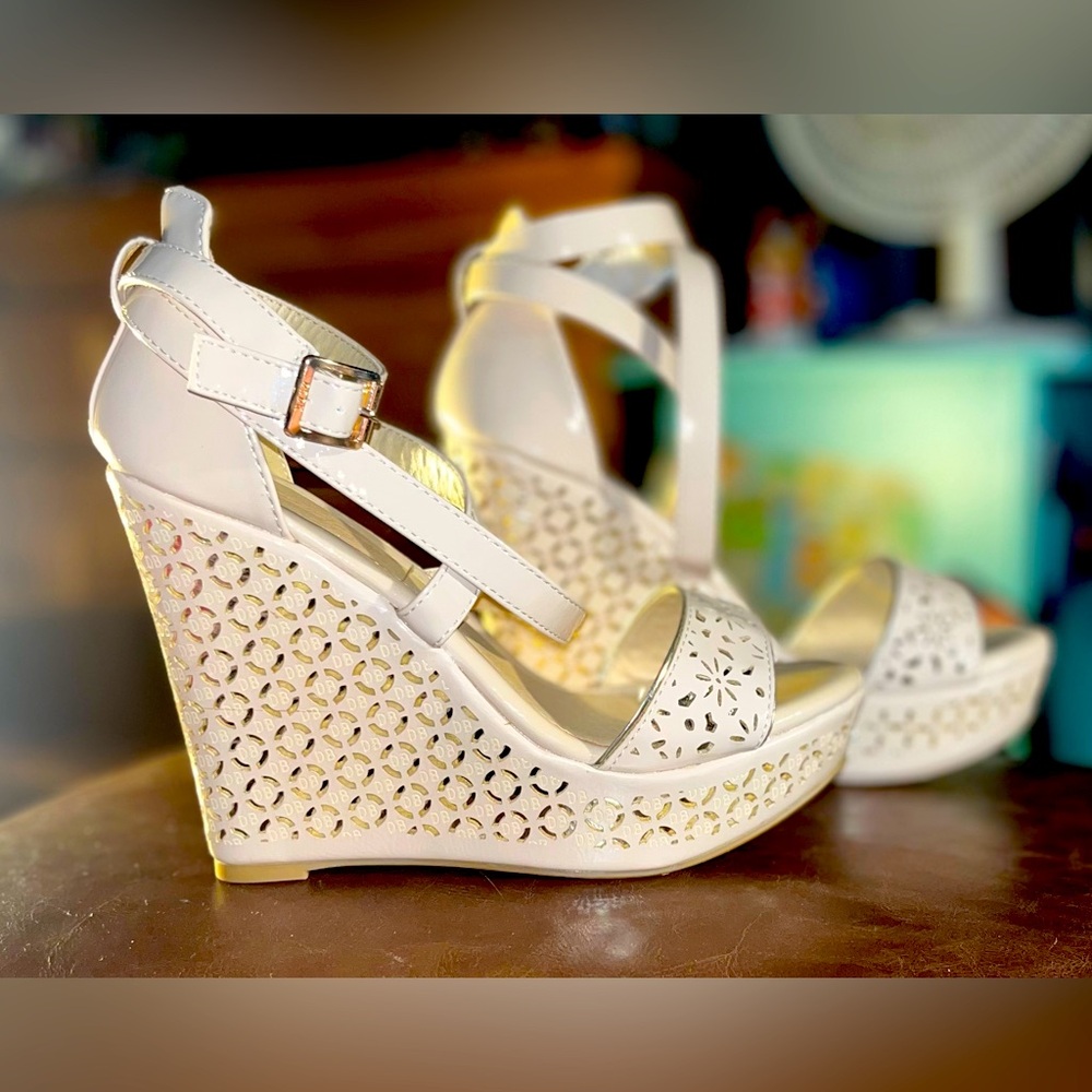 DbDk fashion white and gold open toe wedge size 8.5